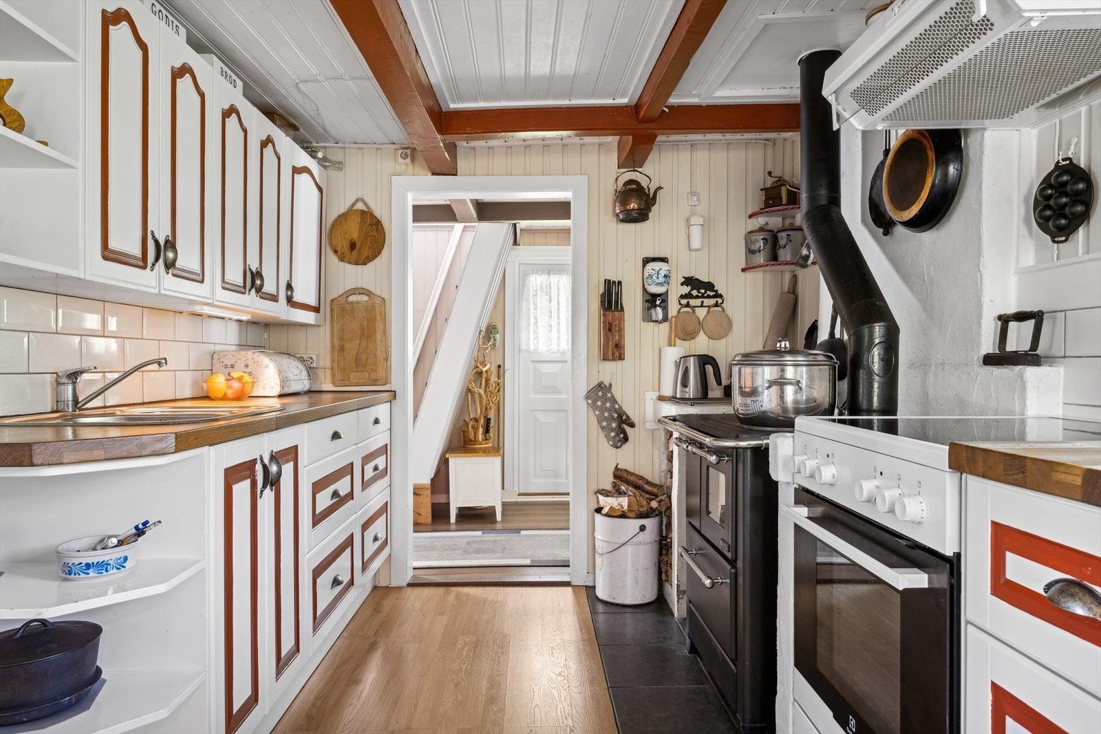 Kjøkkenet ligger for øvrig fint til mellom begge stuene. Galleribilde