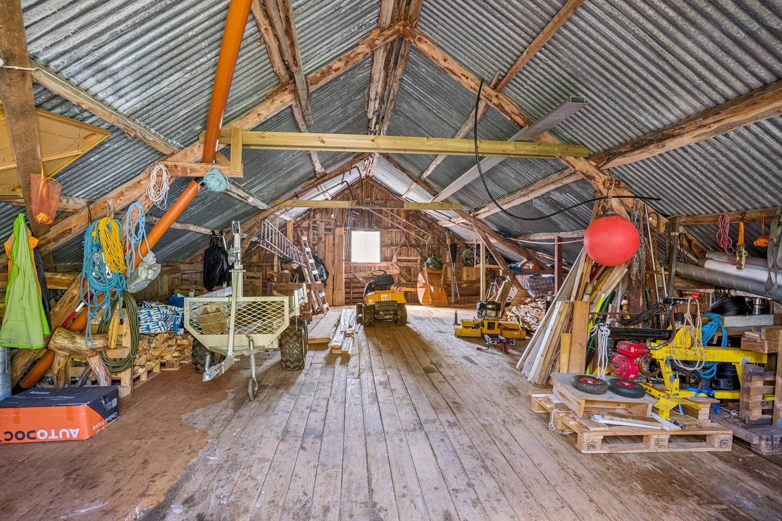 Godt med lagringsplass. Gressklipper, henger og resterende inventar medfølger handelen. Galleribilde