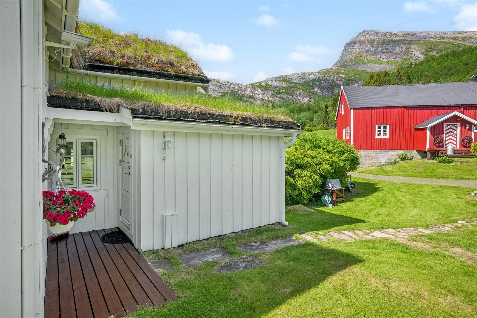 To innganger, både fra nord og sørlig side. Galleribilde