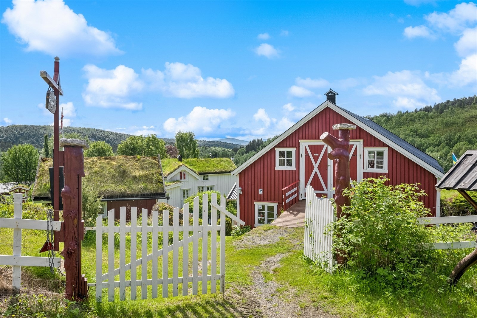 Folk i omegn kjenner godt til Tortenås Gård, grunnet sine velholdte bygg og pent danderte uteområder. Galleribilde