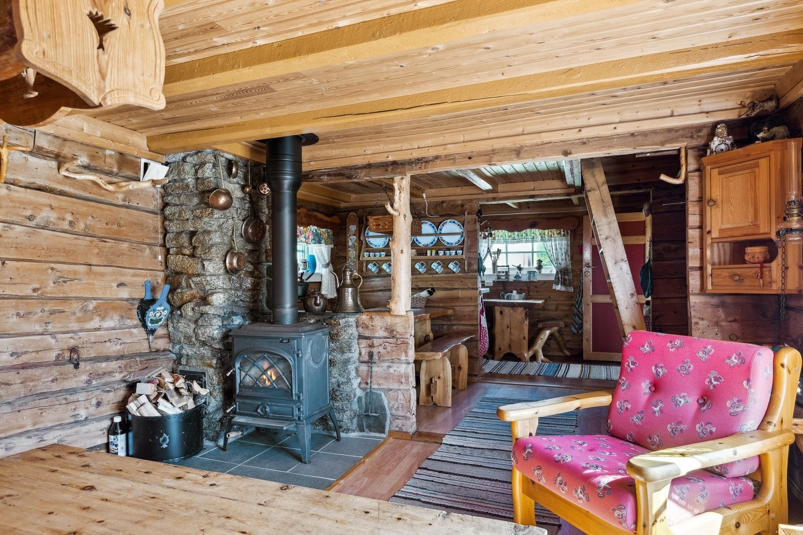 Til venstre på veggen kan du se jernringer Tyskerne brukte under andre verdenskrig til å feste hestene med. Galleribilde