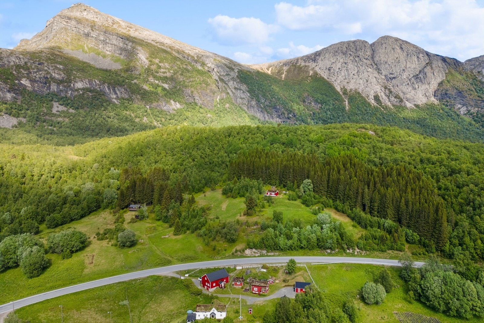 Tunet sett fra oven. Fjellvannet ligger i dalen rett frem i bildet. Sti i midten til venstre. Se nærmere beskrivelse om hytten til øverst i midten som er i dag utleid. Galleribilde