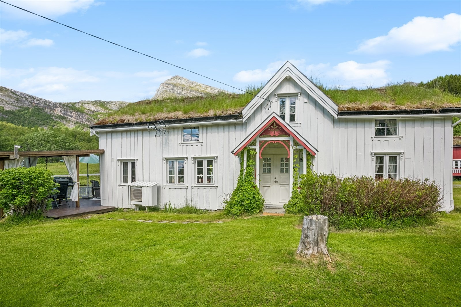 Utgangen tar deg videre til solfylte områder hvor pergola/overbygget terrasse befinner seg. Galleribilde