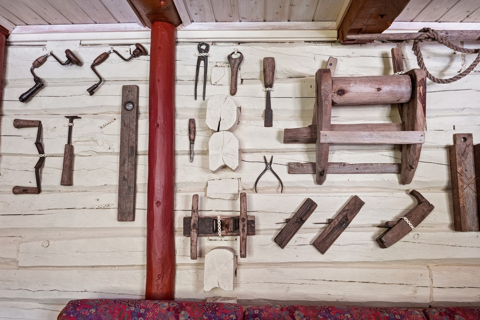 Historiske verktøy som ble brukt på gården i sin tid. Inventaret medfølger også. Galleribilde