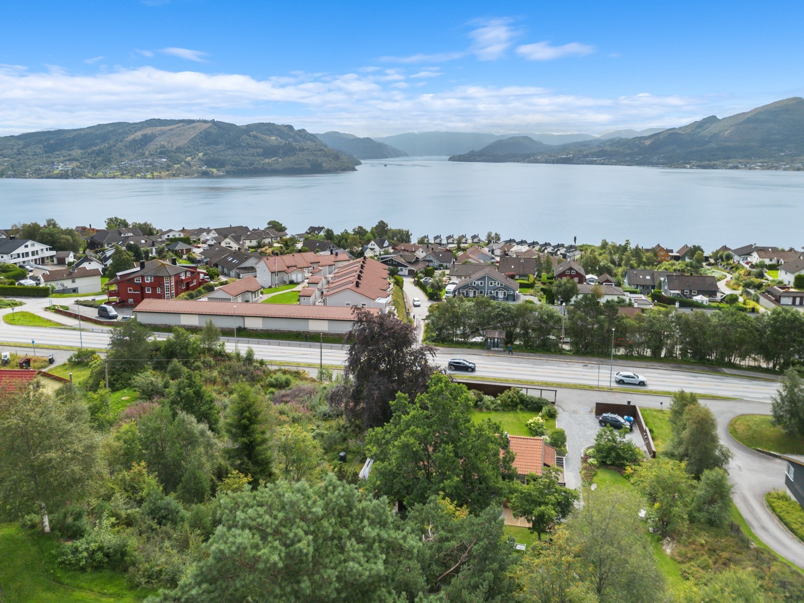 Knarvik kai m/ hurtigbåt til Bergen sentrum: ca. 1,7 km Galleribilde