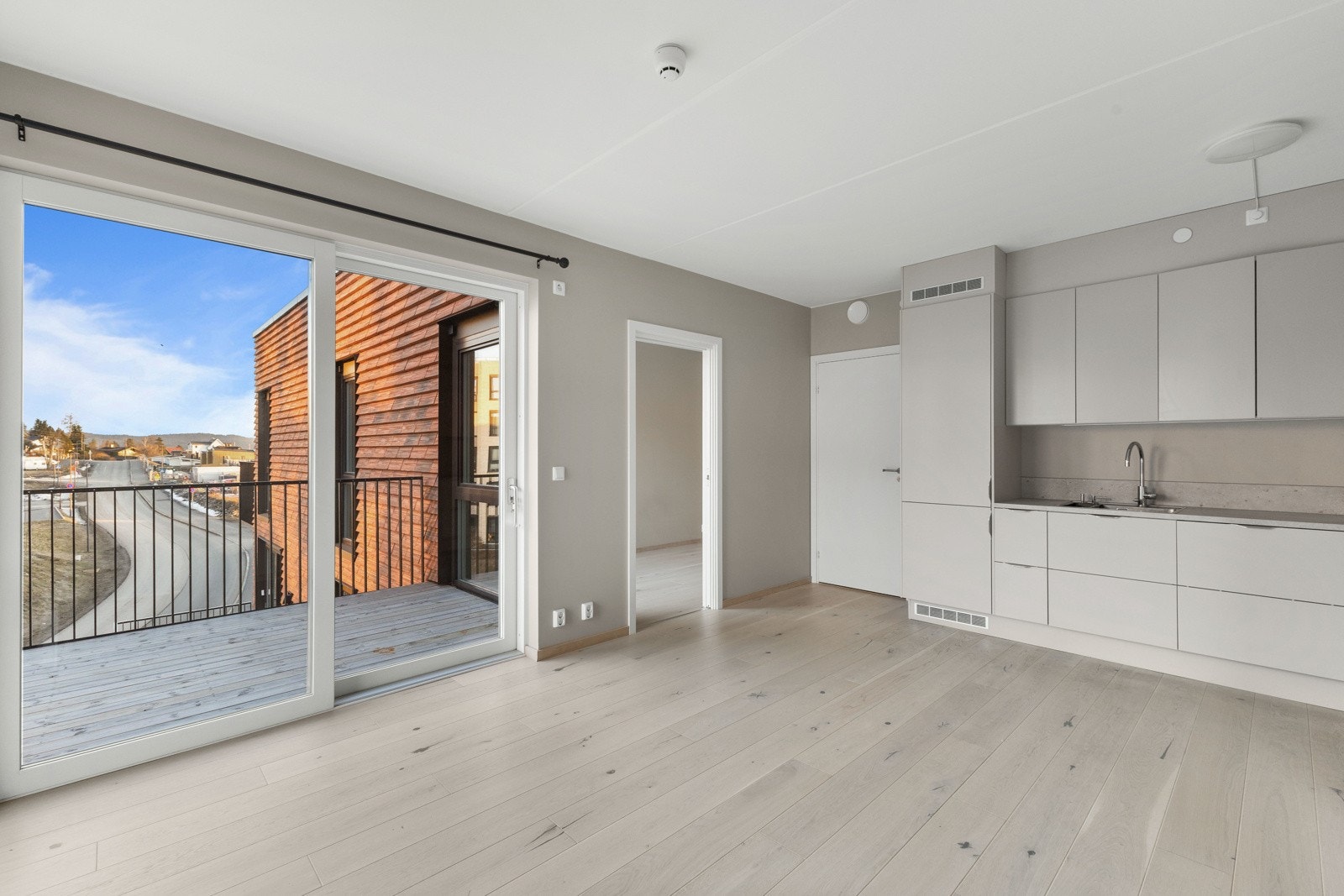 Utgang til flott balkong på 7 kvm fra stuen Galleribilde