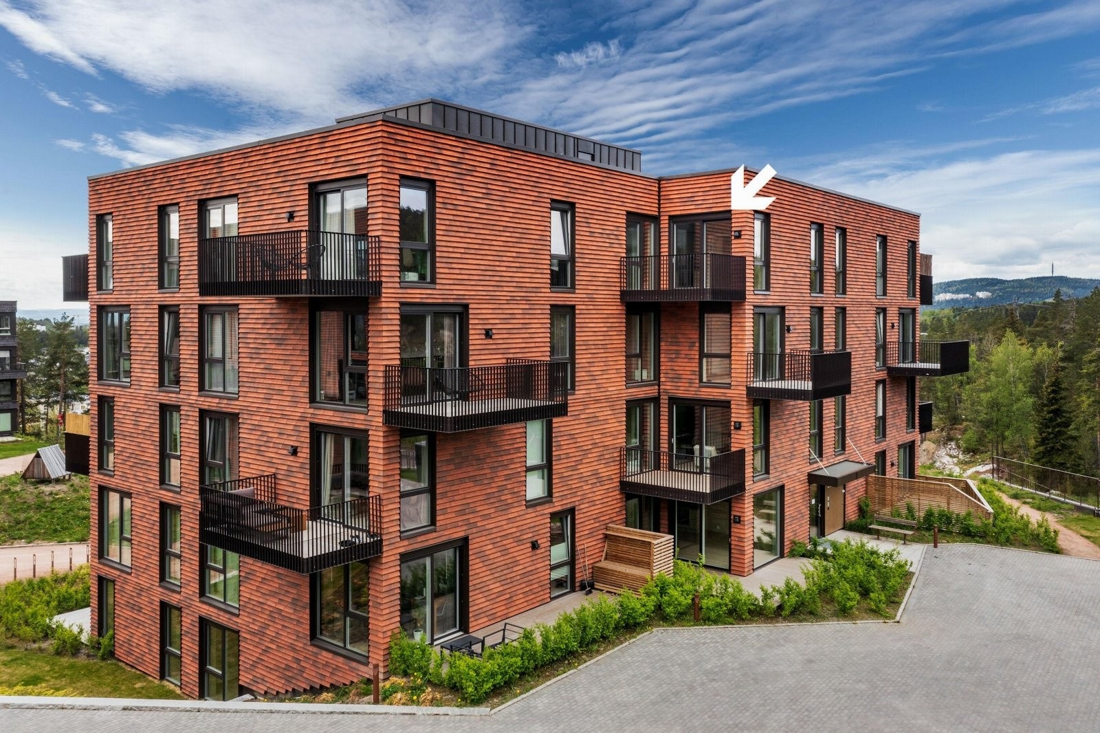 Leiligheten har en meget god internbeliggenhet i bygget, i byggets øverste etasje. Galleribilde