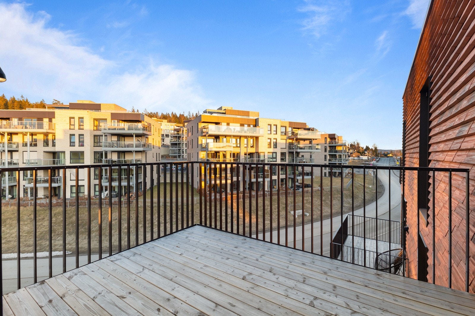 Utgang til flott balkong på 7 kvm fra stuen Galleribilde