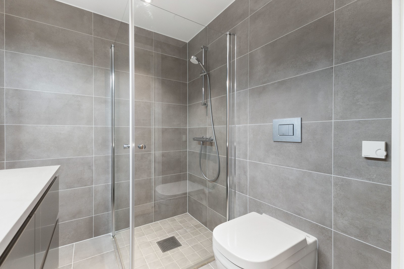 Dusjsone med hånddusj og innfellbare dusjvegger i glass. Galleribilde