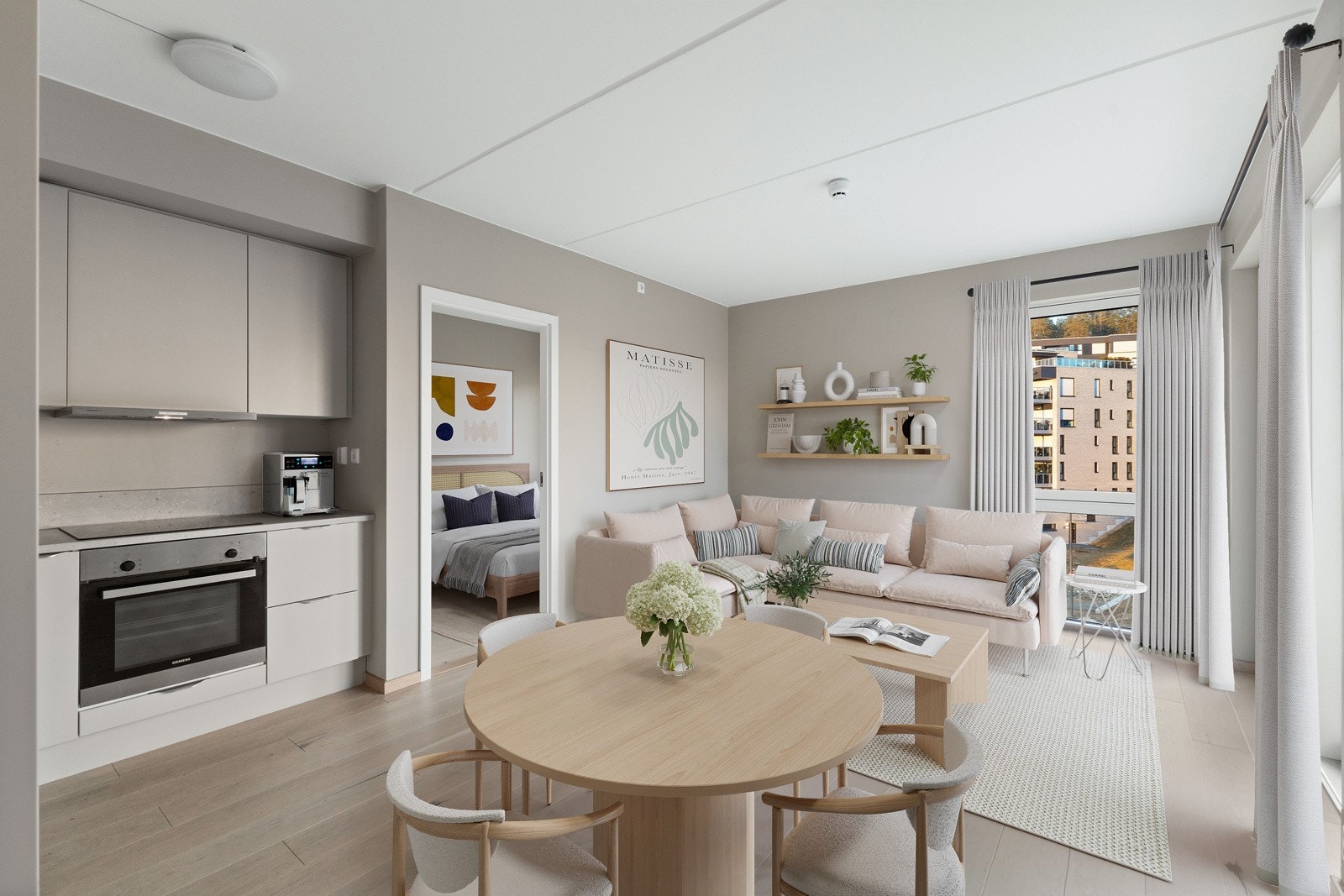 Leiligheten har god takhøyde på 2,6 m i stue. Lys 1-stavs hvitpigmentert eikeparkett strekker seg sømløst mellom oppholdsrommene. Bildet er digitalt stylet. Galleribilde