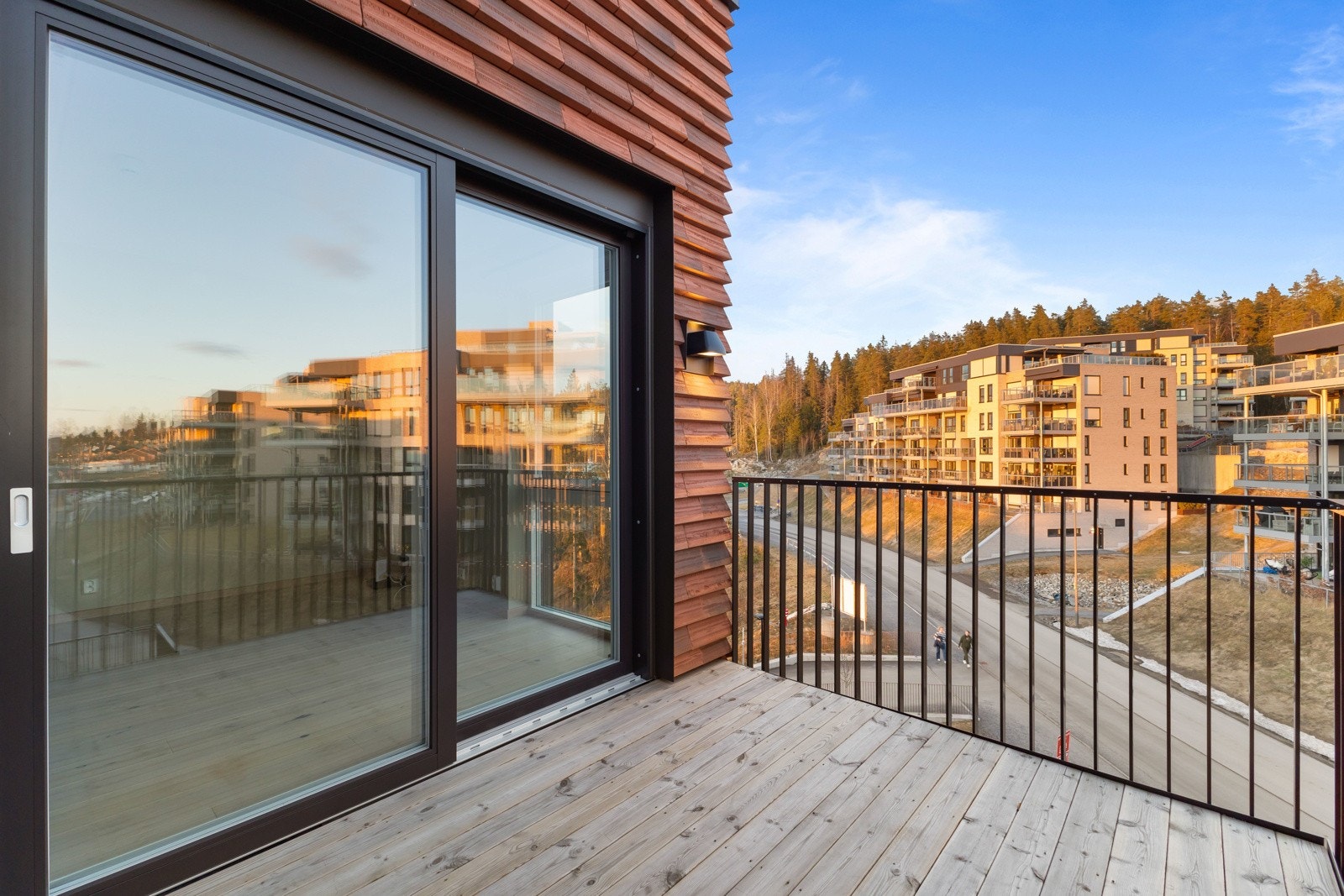 Utgang til flott balkong på 7 kvm med god plass til utemøbler. Galleribilde