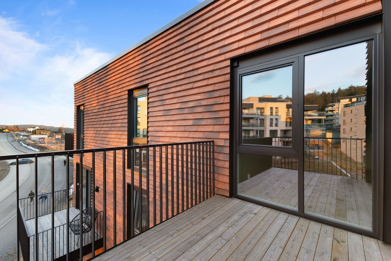 Utgang til flott balkong på 7 kvm med god plass til utemøbler. Galleribilde