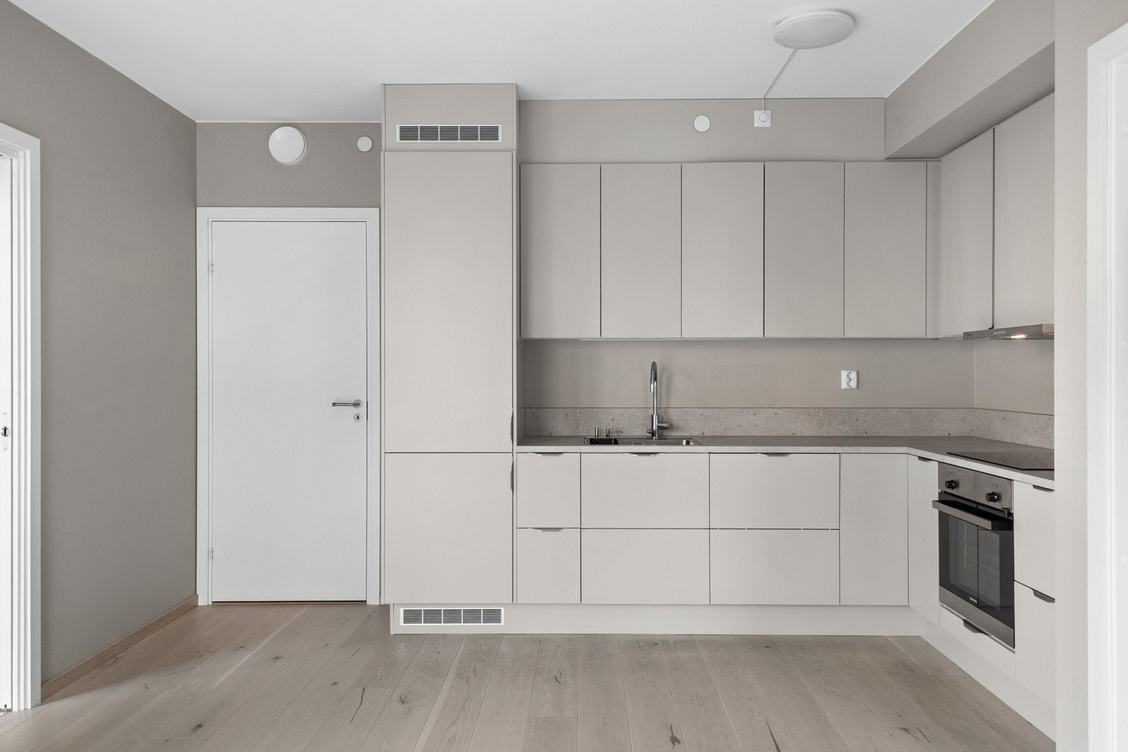 Stilrent kjøkken, nytt i 2023. Kjøkkenet har fint med benke- og arbeidsplass. Innredningen består av slette fronter med foring opp til tak og laminert benkeplate med nedfelt vaskekum i rustfritt stål. Galleribilde