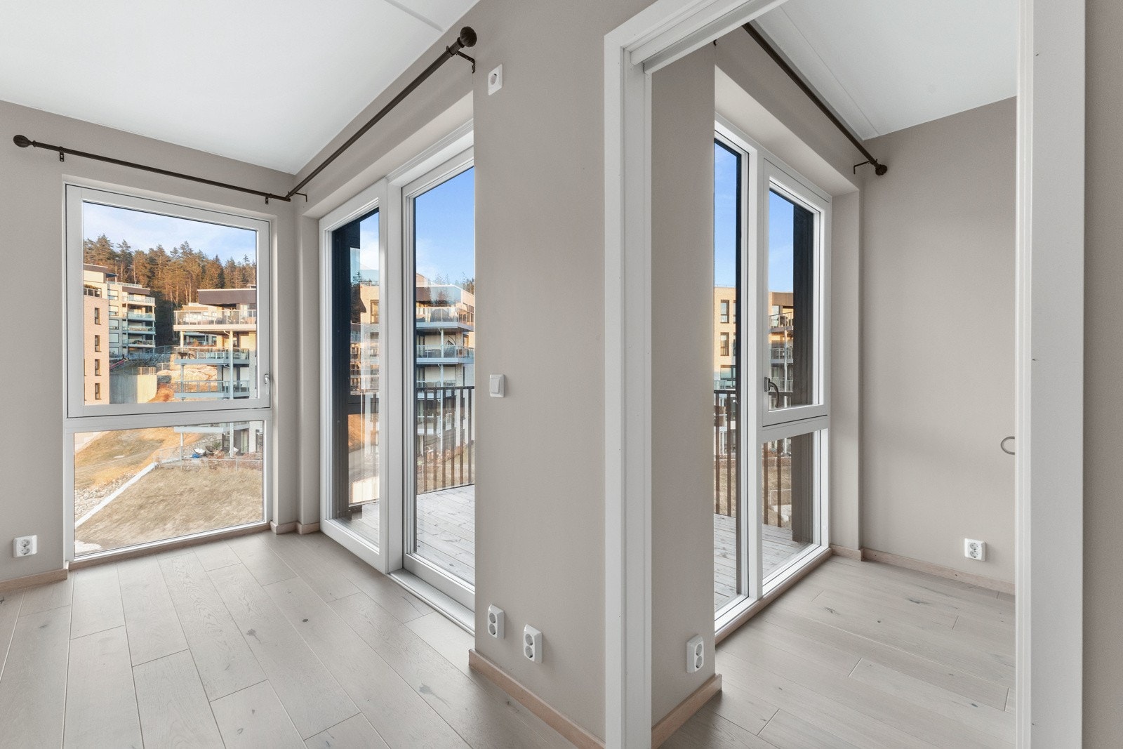 De store vinduene i boligen sørger for rikelig med tilførsel av naturlig lys Galleribilde