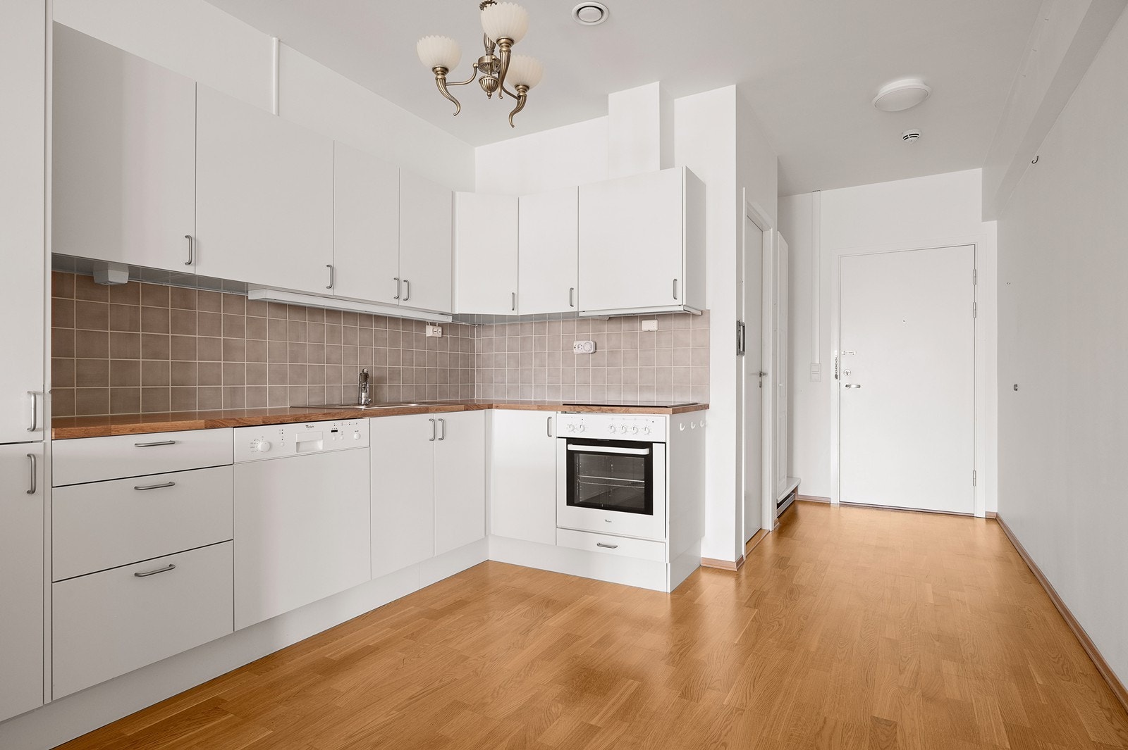 Kjøkkenet er pent, med mye skapplass og integrerte hvitevarer Galleribilde