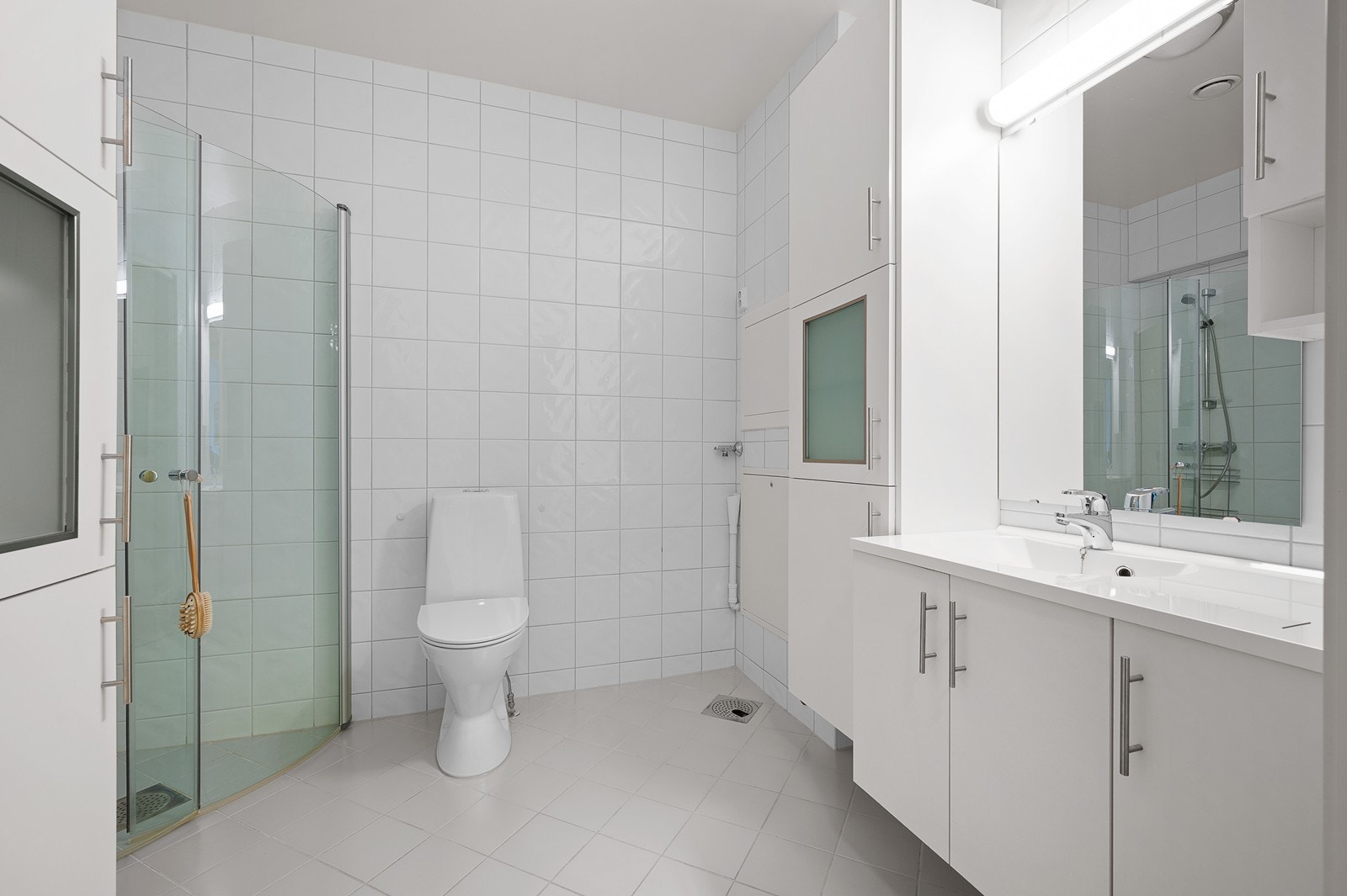 Lyst, helfliset bad med opplegg til vaskemaskin Galleribilde