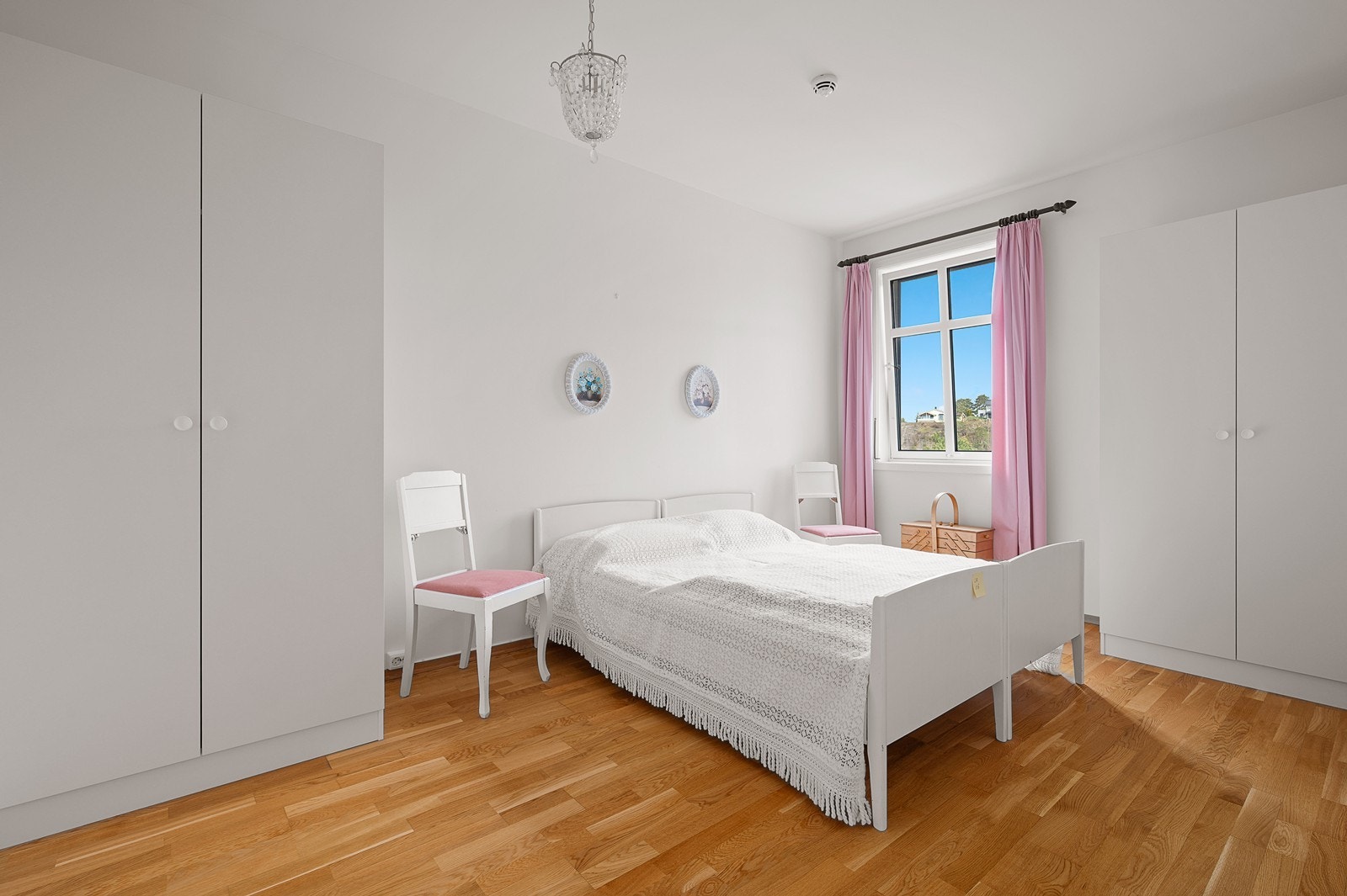 Stort hovedsoverom med god plass til soveromsmøblement og klesoppbevaring Galleribilde