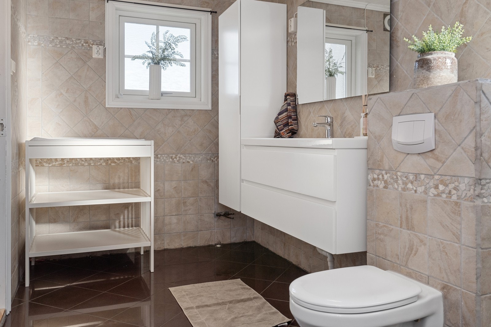 Pent flislagt bad med varme i gulvet Galleribilde