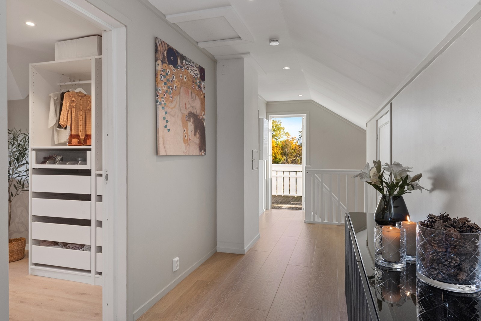 2. etasje har trapperom med utgang, 3 soverom samt diverse kott Galleribilde