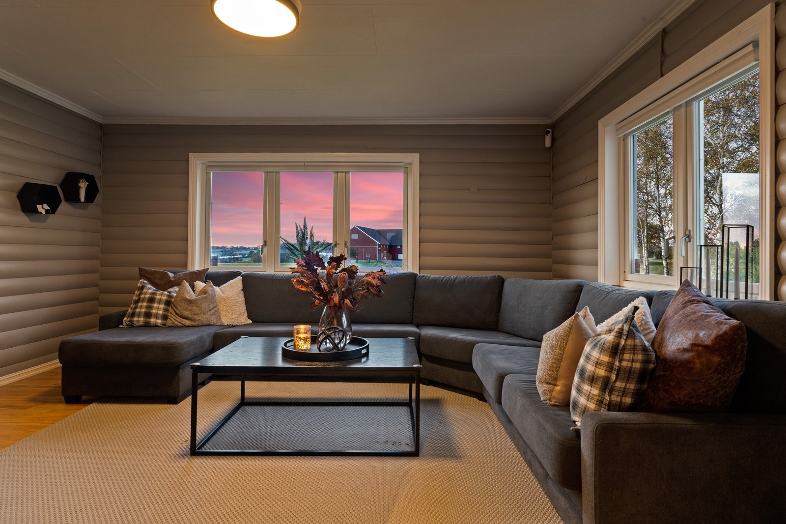 Romslig stue med plass til ekstra stor hjørnesofa Galleribilde