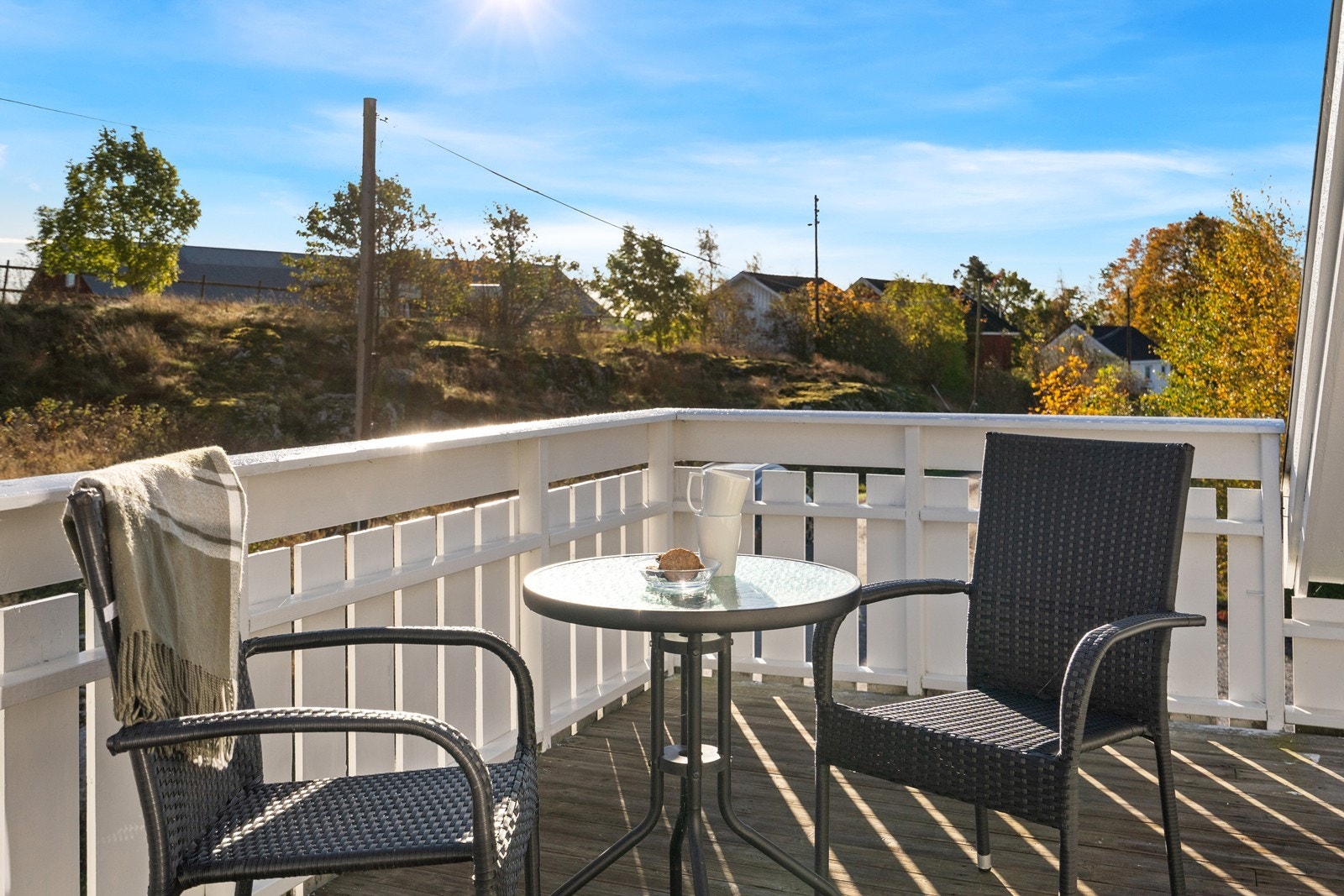 Solfylt og usjenert uteplass Galleribilde