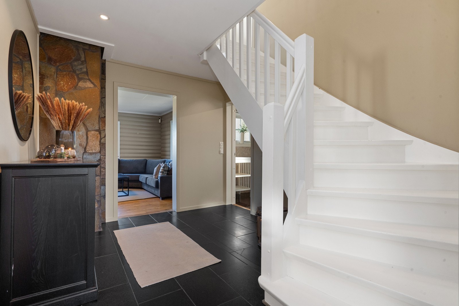 Koselig hall med plass til entrémøblering og noe innredning under trappeløpet om ønskelig Galleribilde