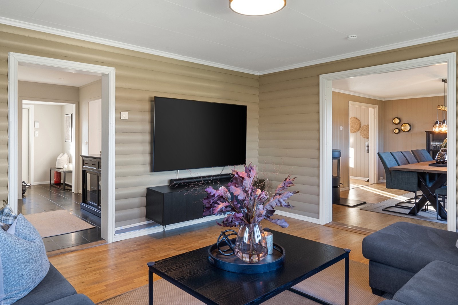 Eiendommen har oppvarming med luft-til-luftvarmepumpe og peisovn Galleribilde