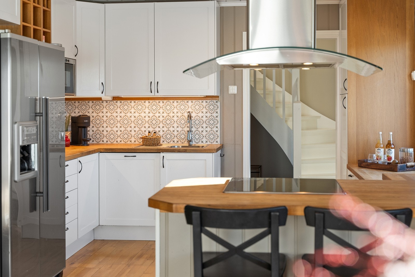 Det er lagt flisplater over benkeplate av tre Galleribilde