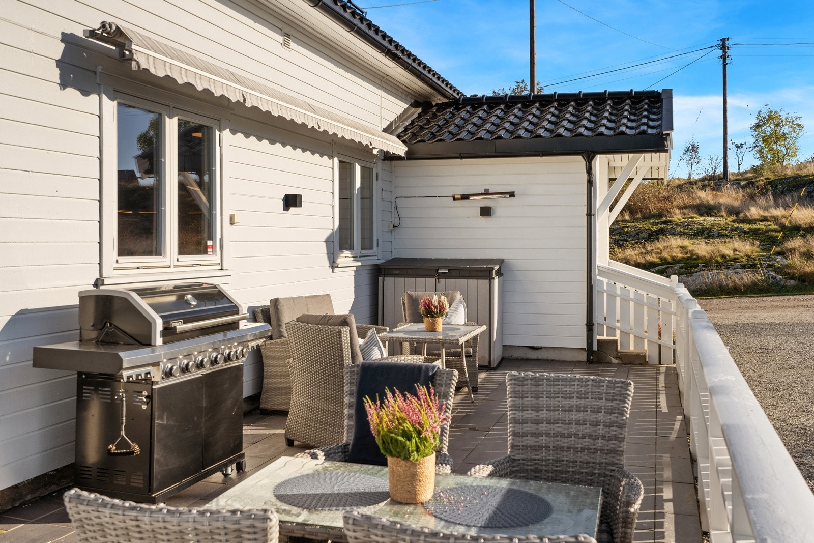 Veranda med adkomst i fra kjøkken og gårdsplass på ca. 40 kvm Galleribilde