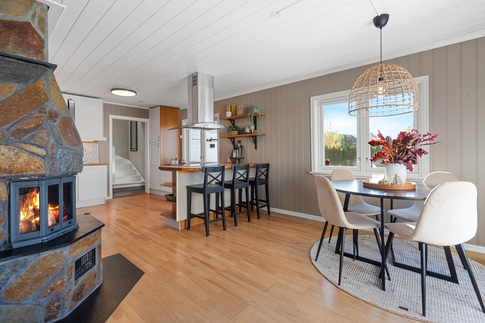 Koselig frokostplass ved kjøkkenøya - sosialt og hyggelig ved matlagingen Galleribilde