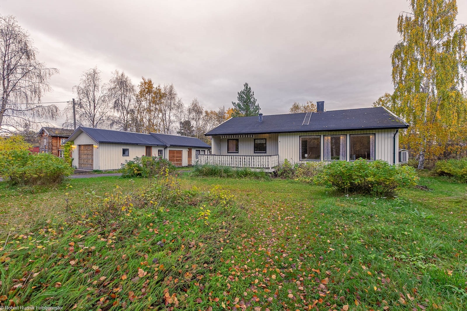 Aktiv Finnsnes presenterer Fossmoveien 457! Praktisk enebolig på Bardufoss med to soverom og alt på ett plan - frittstående garasje med anneks. Galleribilde