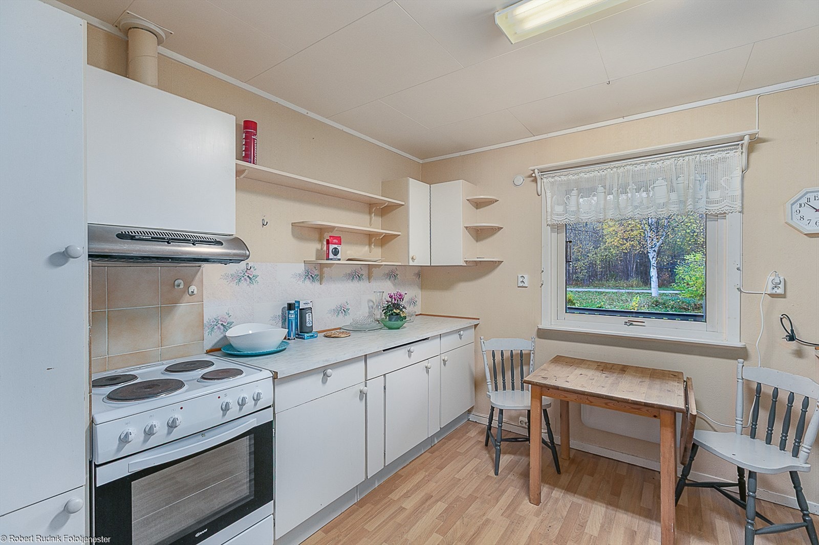 Innredningen har rikelig med benkeplass. Galleribilde