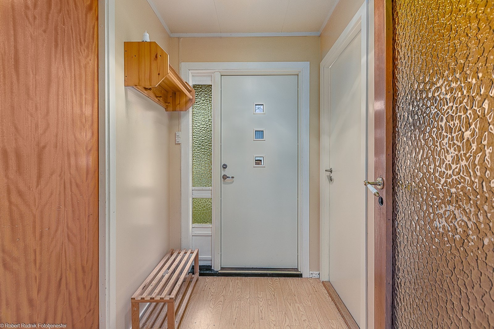 Vindfang med plass til oppbevaring av yttertøy, praktisk løsning med vaskerom inn dør til venstre. Galleribilde