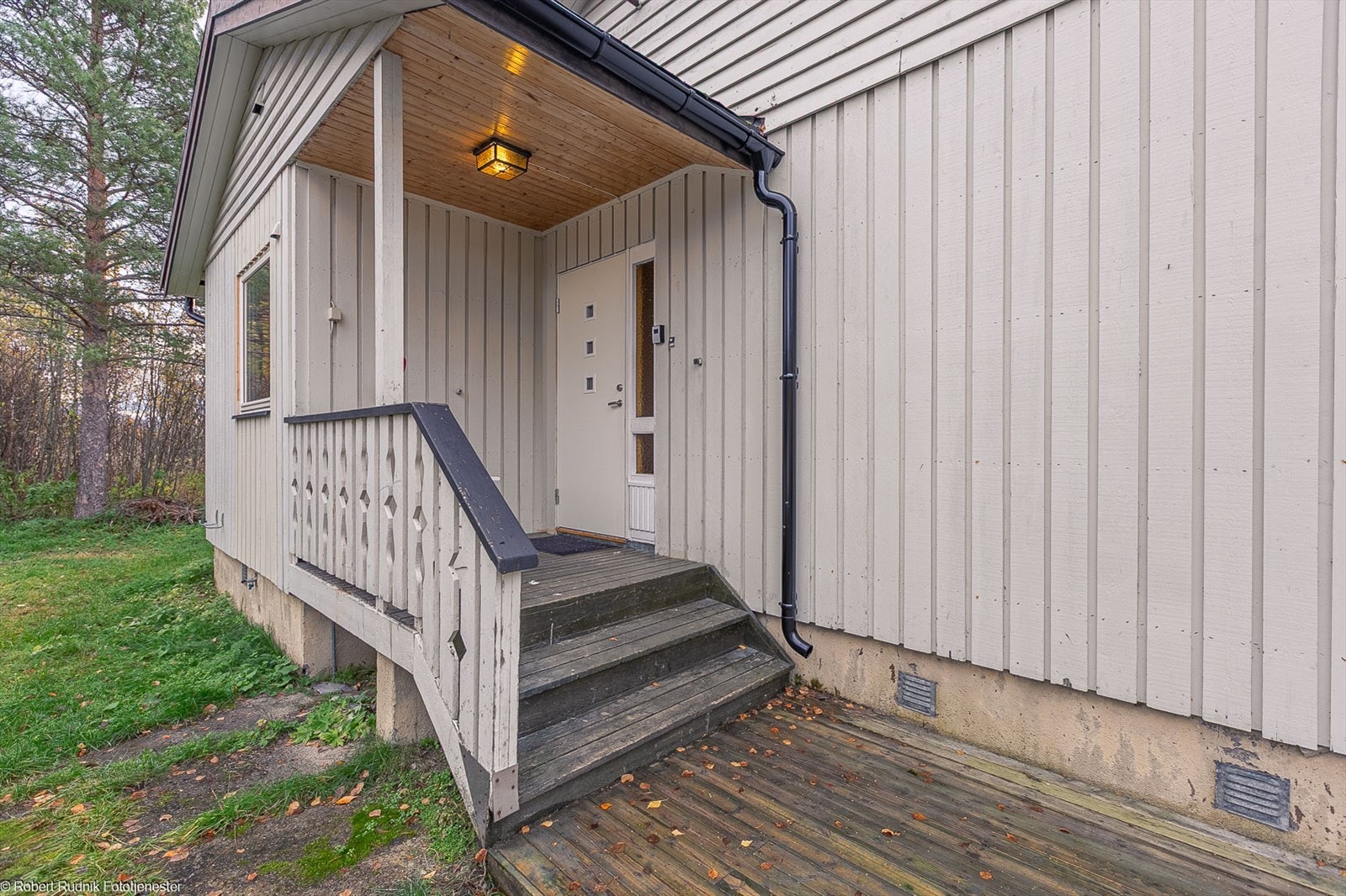 Velkommen inn! Overbygd inngangsparti skjermer noe for vær og vind. Galleribilde