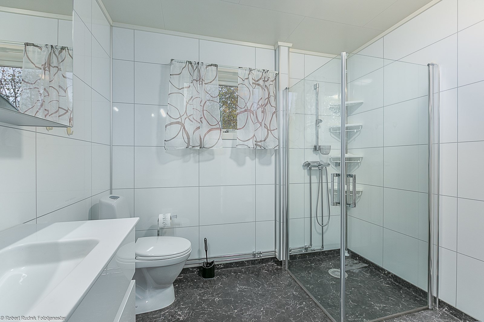 Badet ble renovert i 2018 med belegg på gulvet og baderomsplater på veggene. Galleribilde