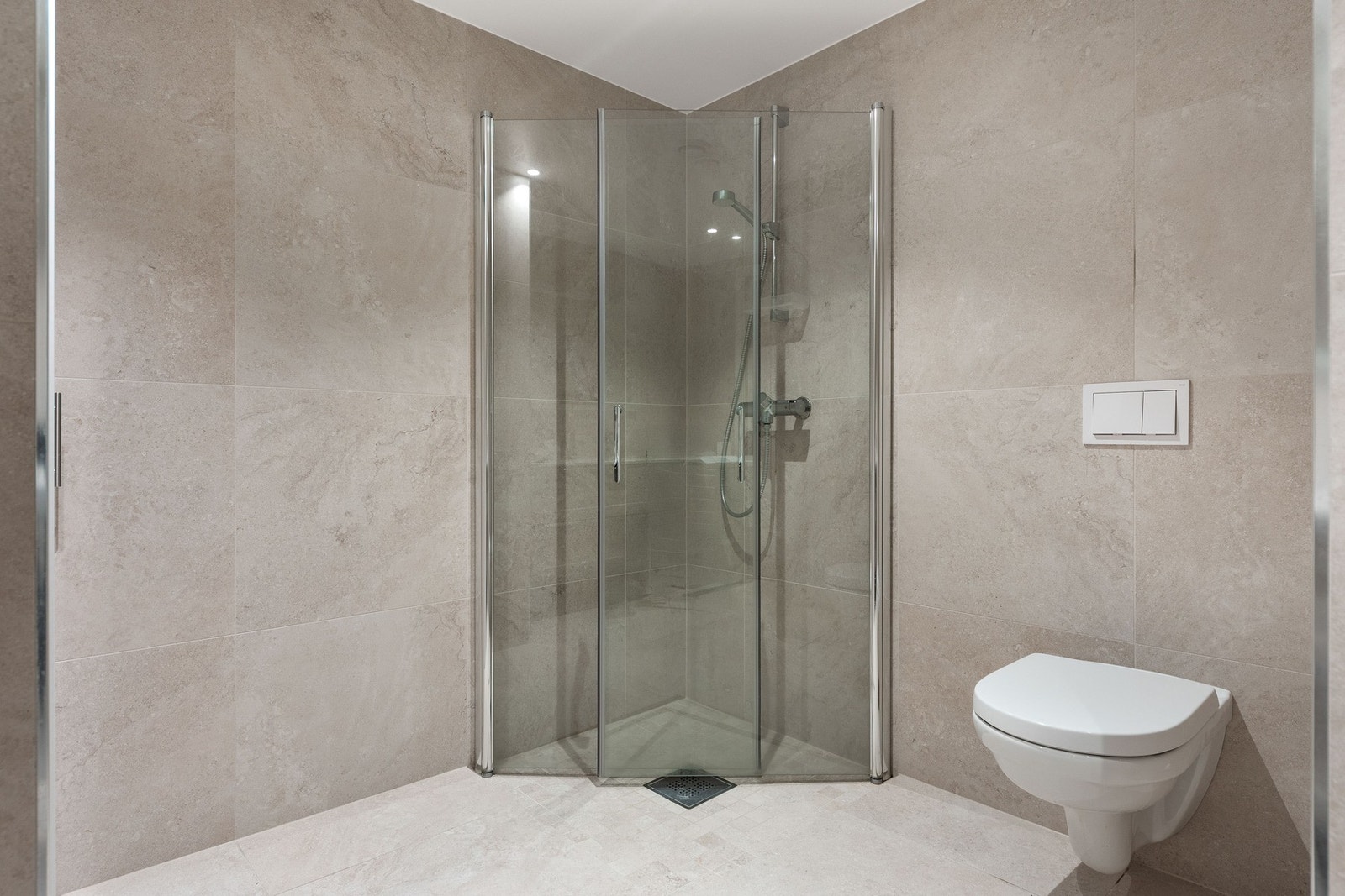 Badet har dusj og vegghengt toalett. Galleribilde