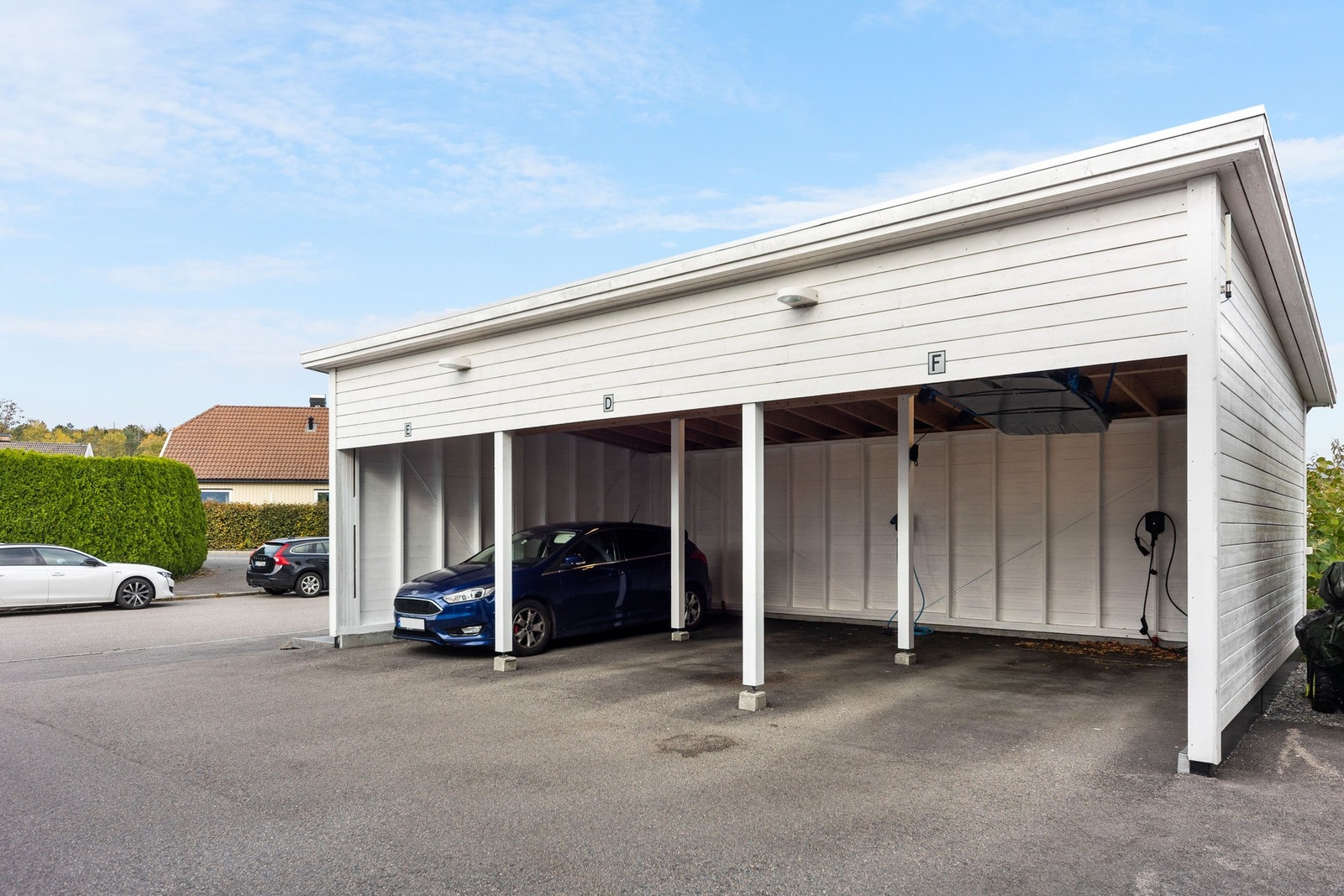 Det er carport med plass til parkering av 1 bil. Galleribilde