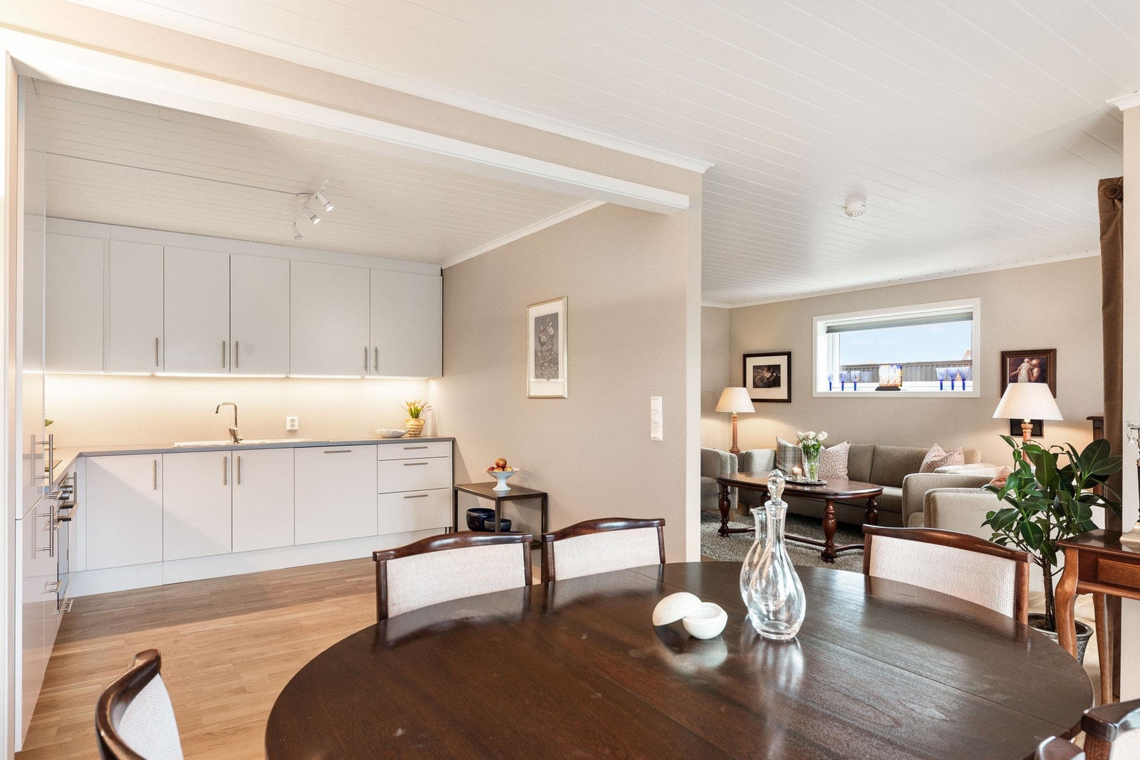 Åpen løsning gir et sosialt og hyggelig rom med gode møbleringsmuligheter. Galleribilde