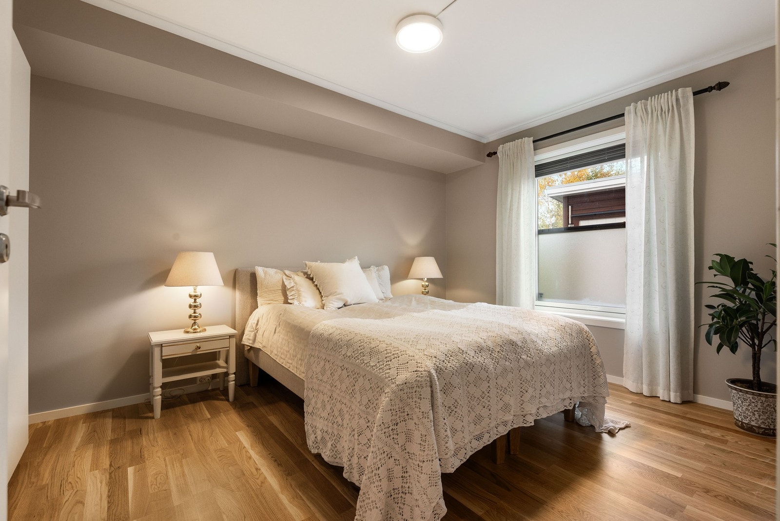 Hovedsoverommet er romslig og har god plass til dobbeltseng med tilhørende nattbord Galleribilde