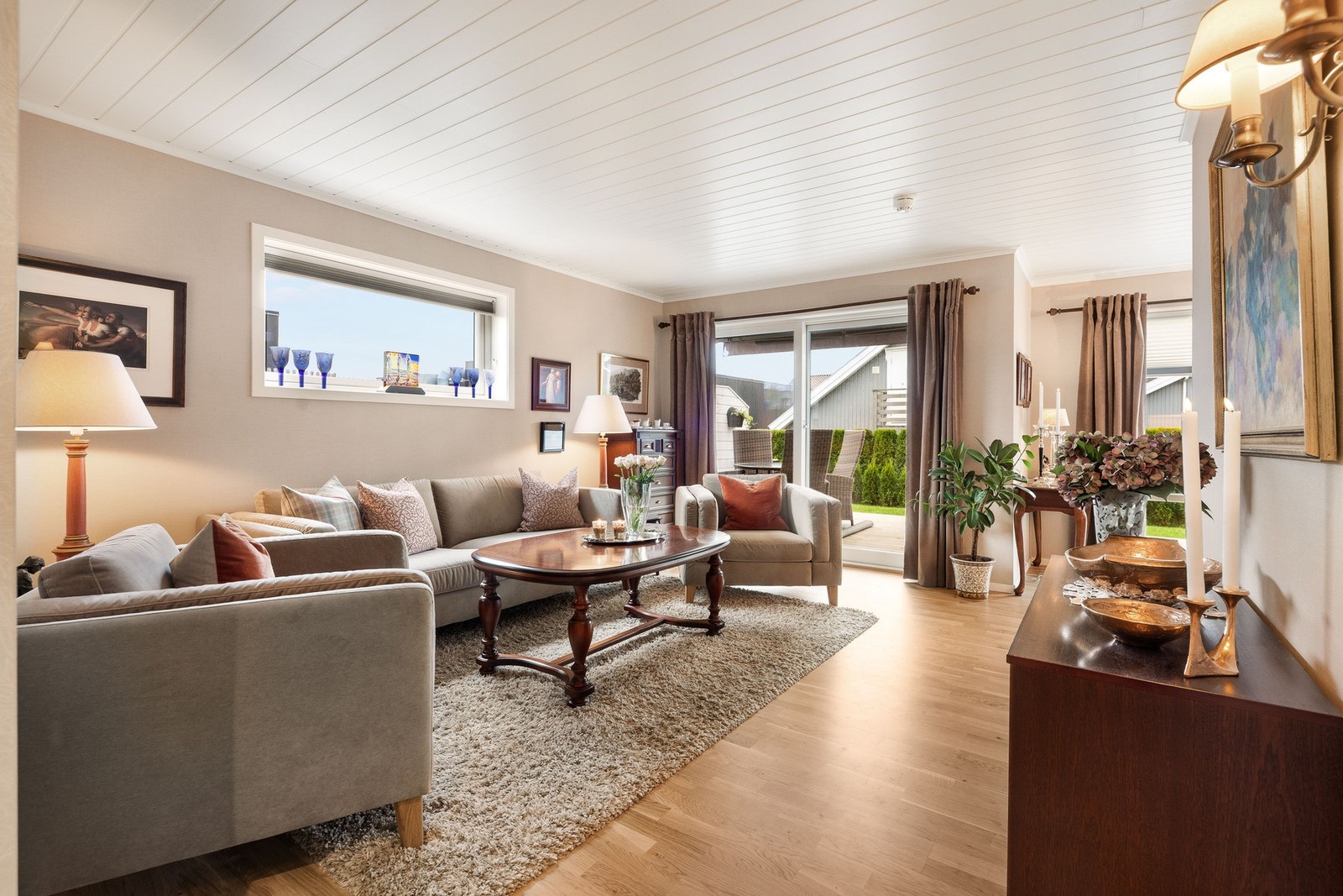 Stuen er lys og har store vinduer som gir mye dagslys. Galleribilde