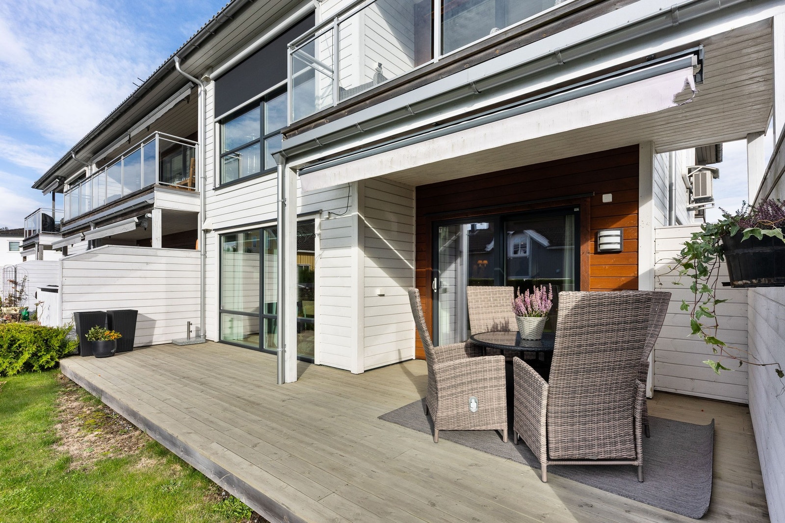 Moderne og lettstelt leilighet i 1. etg av 6-mannsbolig. Romslig uteplass. Galleribilde