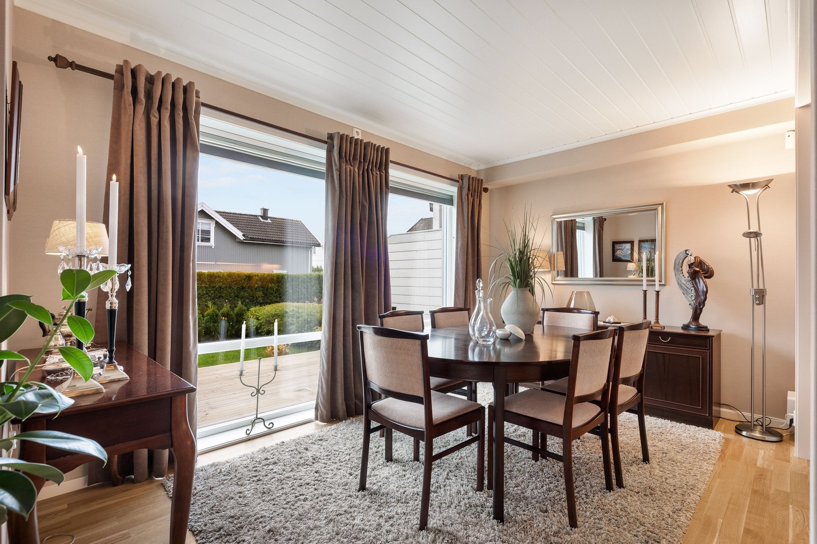 Det er god plass til spisestue med tilhørende oppbevaring ved den åpen kjøkkenløsningen. Galleribilde