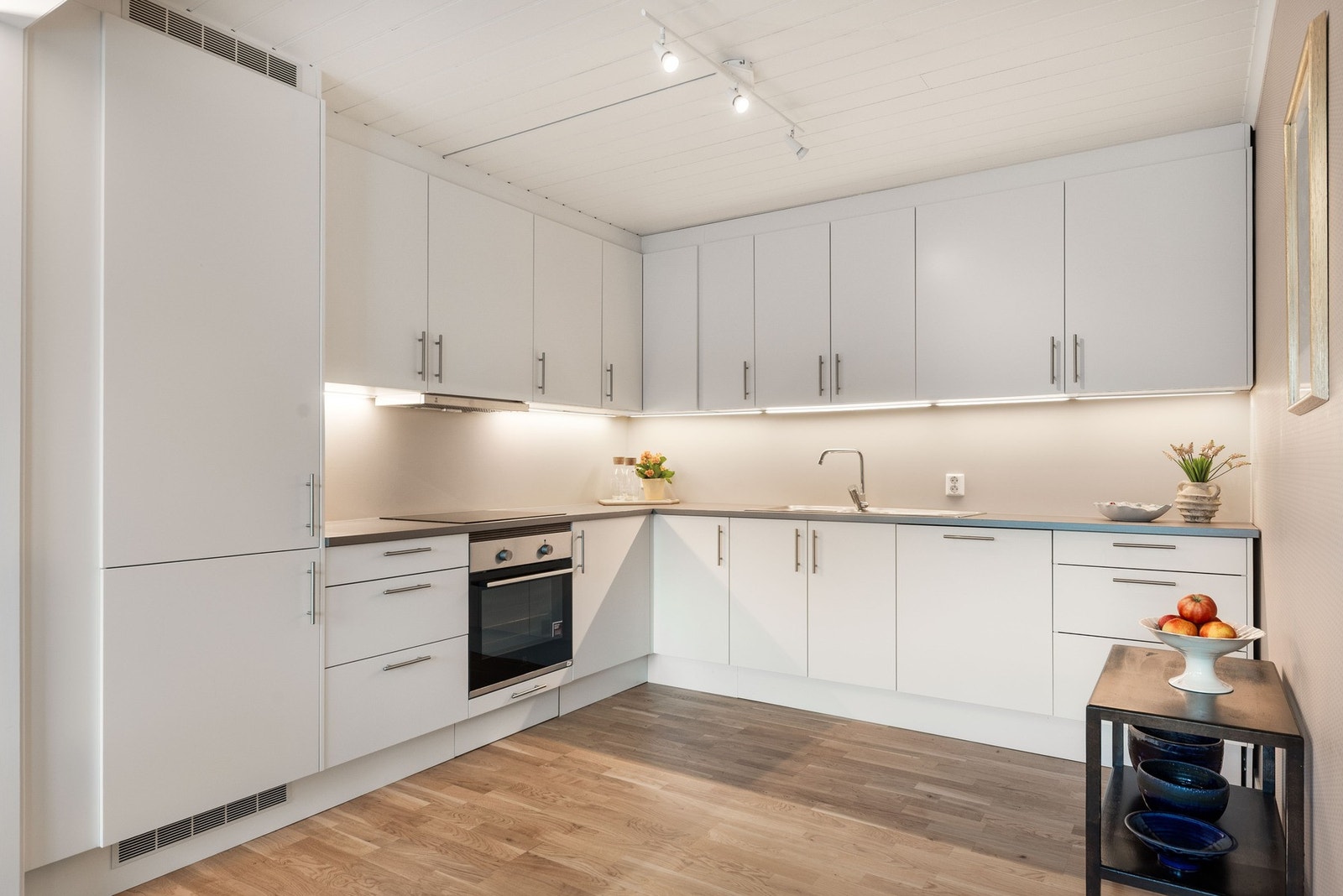 Kjøkkenet ligger praktisk til i åpen løsning med stuen. Galleribilde