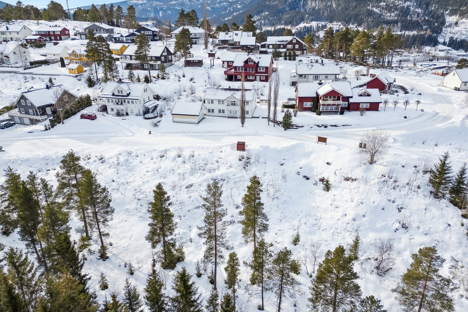 Her har man umiddelbar nærhet til skog og mark. Skole, barnehage og dagligvarebutikker ligger bare en liten kjøretur unna. Galleribilde