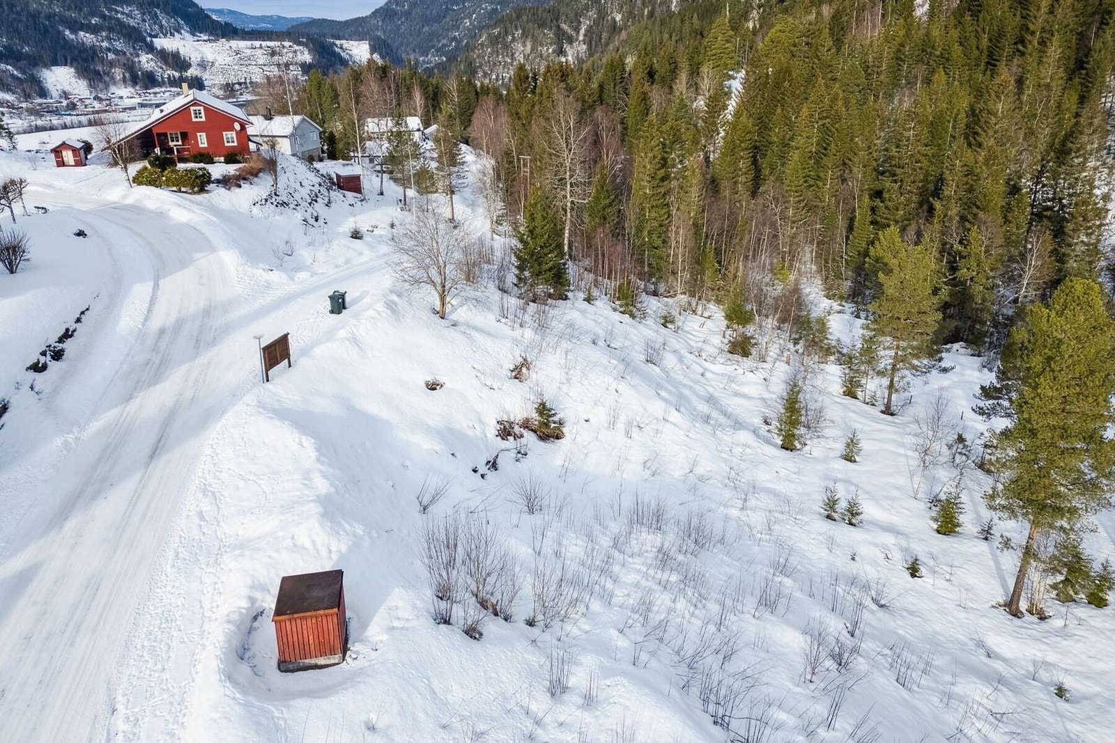 En flott boligtomt på 1094 kvm med rolig og barnevennlig beliggenhet. Galleribilde