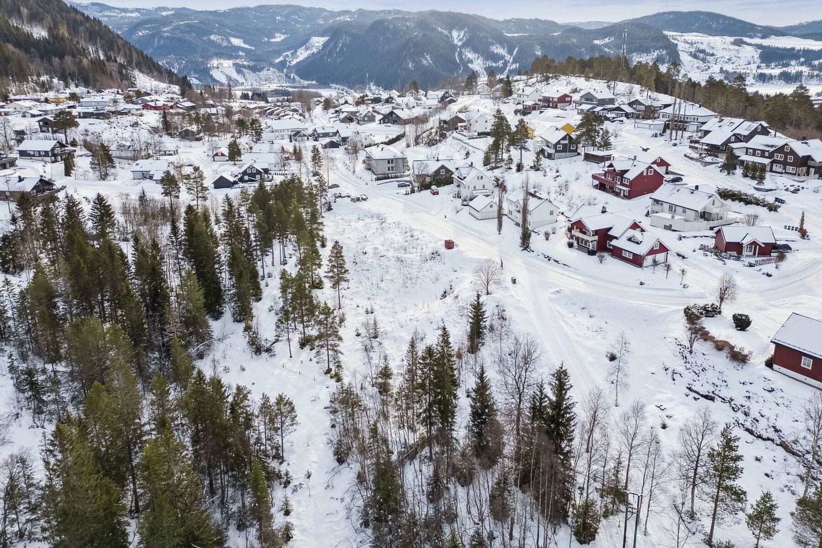 Her har man umiddelbar nærhet til skog og mark. Skole, barnehage og dagligvarebutikker ligger bare en liten kjøretur unna. Galleribilde