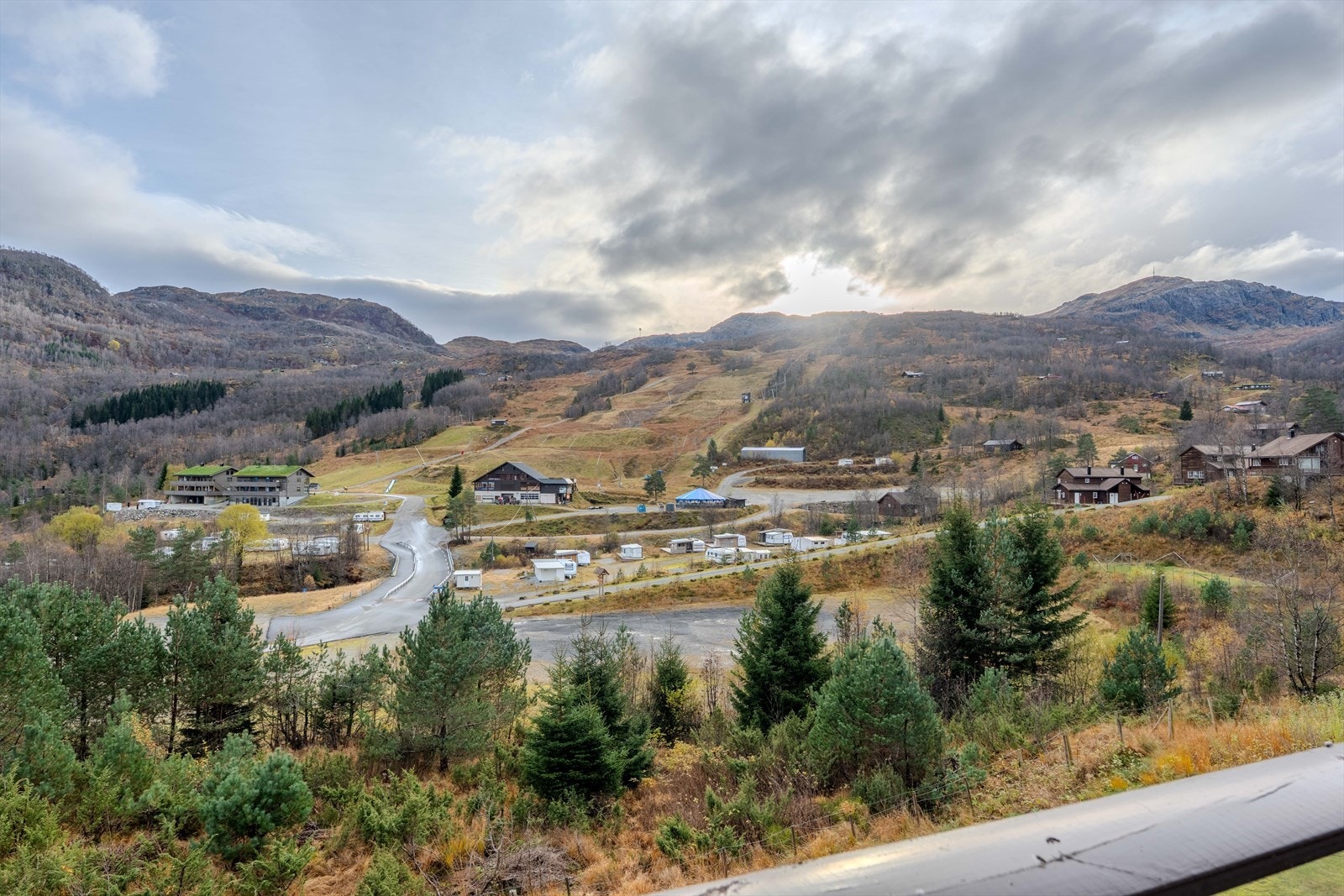 Flott utsikt fra balkongen mot fjell og skitrekket Galleribilde