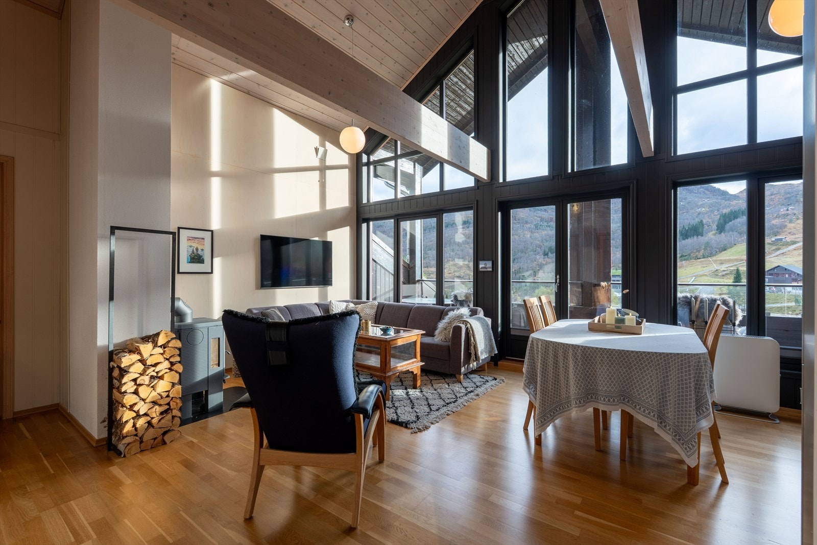 Stue/kjøkken med store vindusflater og flott utsikt Galleribilde