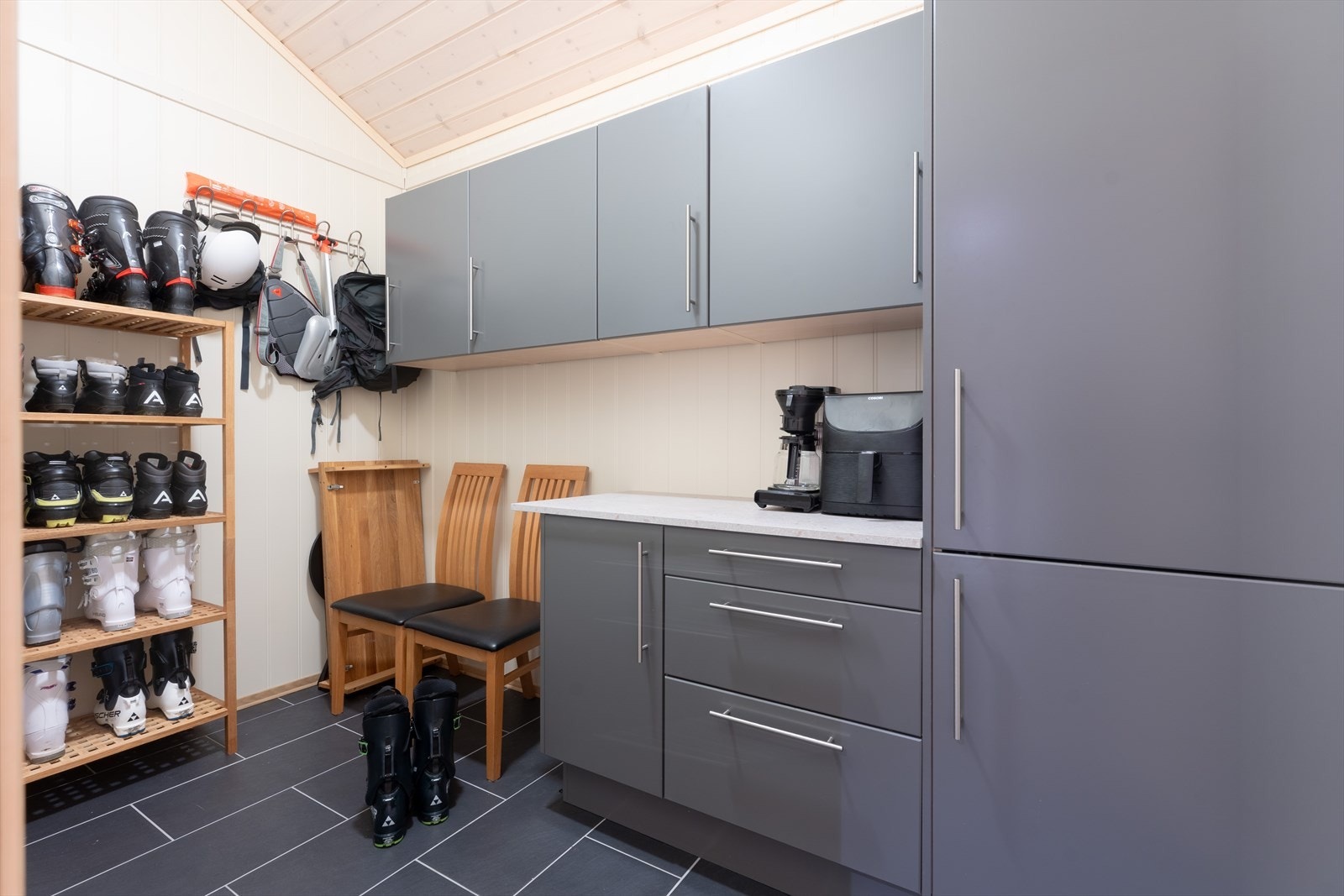 Praktisk innvendig bod/teknisk rom, med kjøkkeninnredning for ekstra skapplass Galleribilde