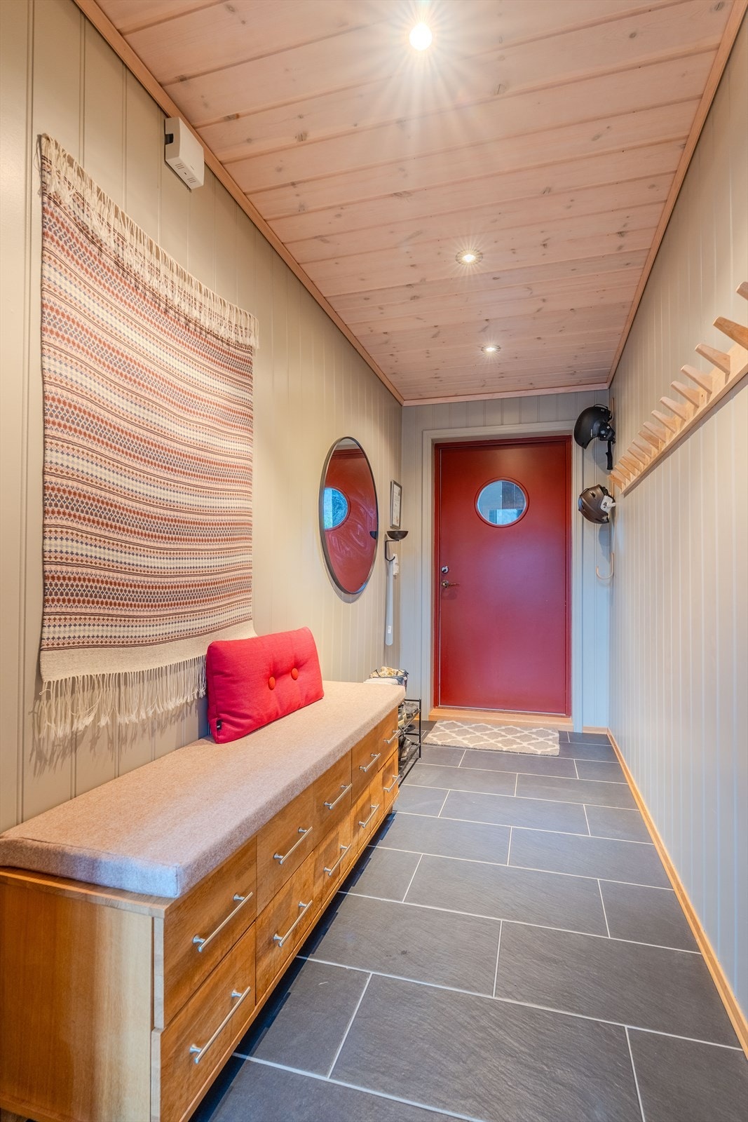 Fliser på gulvet gir en praktisk og slitesterk overflate i entréen. Galleribilde